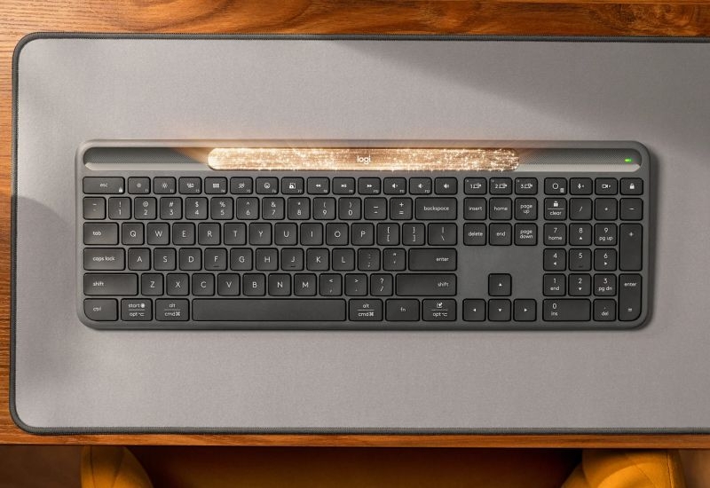 Logitech представила беспроводную клавиатуру, которая заряжается от лампочки — Signature Slim Solar Plus K980