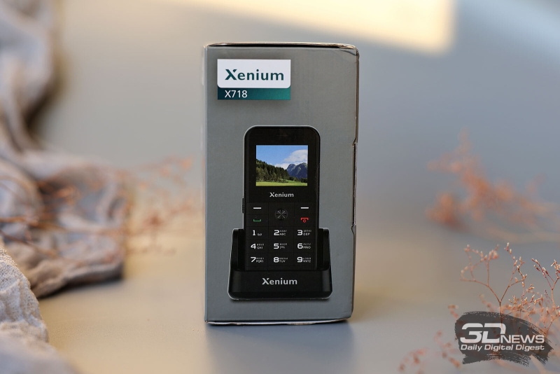 Xenium X718 — кнопочный мобильный телефон с высокой автономностью и док-станцией