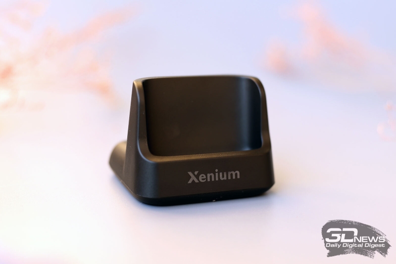Xenium X718 — кнопочный мобильный телефон с высокой автономностью и док-станцией